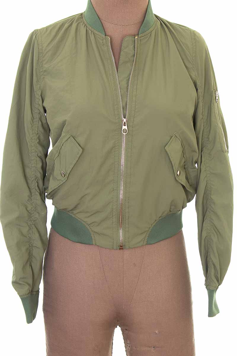 chaqueta verde pull and bear