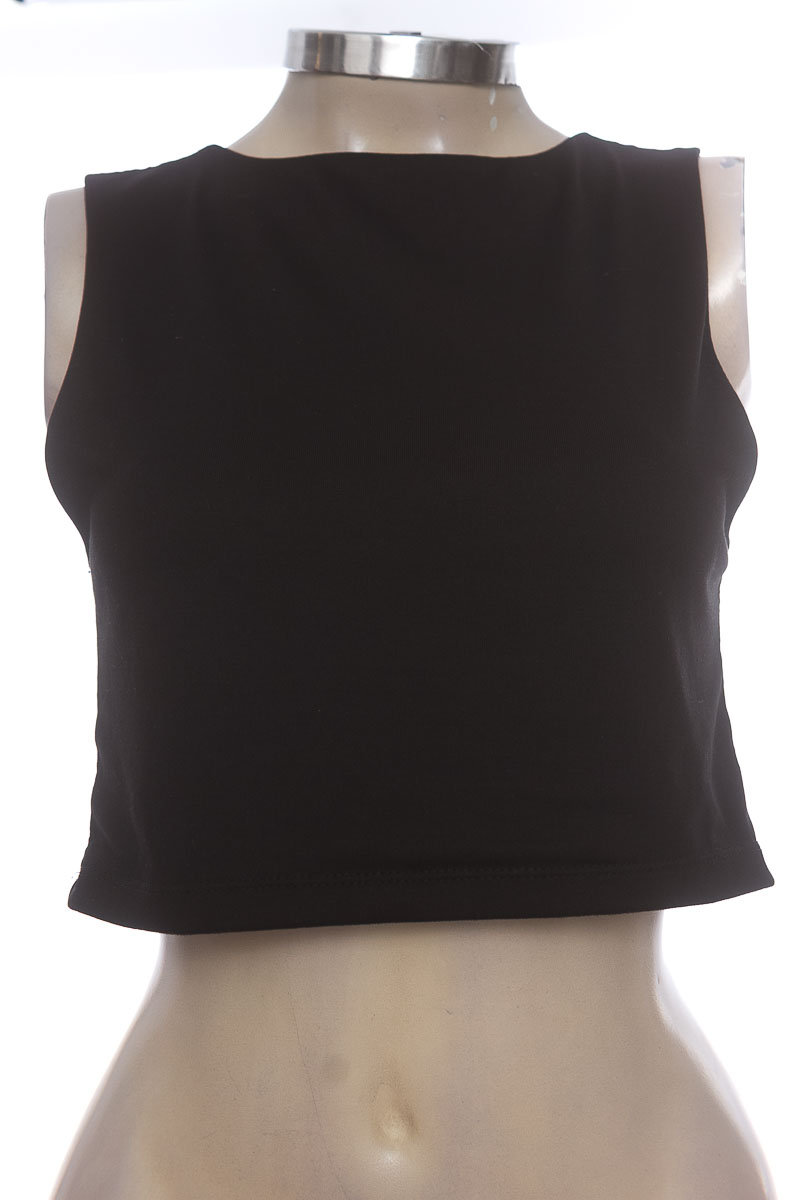 Top / Camiseta color Negro - Closeando