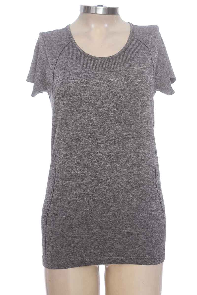 Ropa Deportiva / Salida de Baño color Gris - Nike