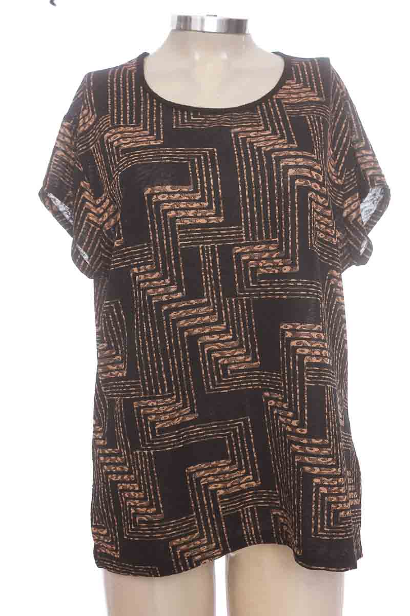 Top / Camiseta color Negro - Closeando